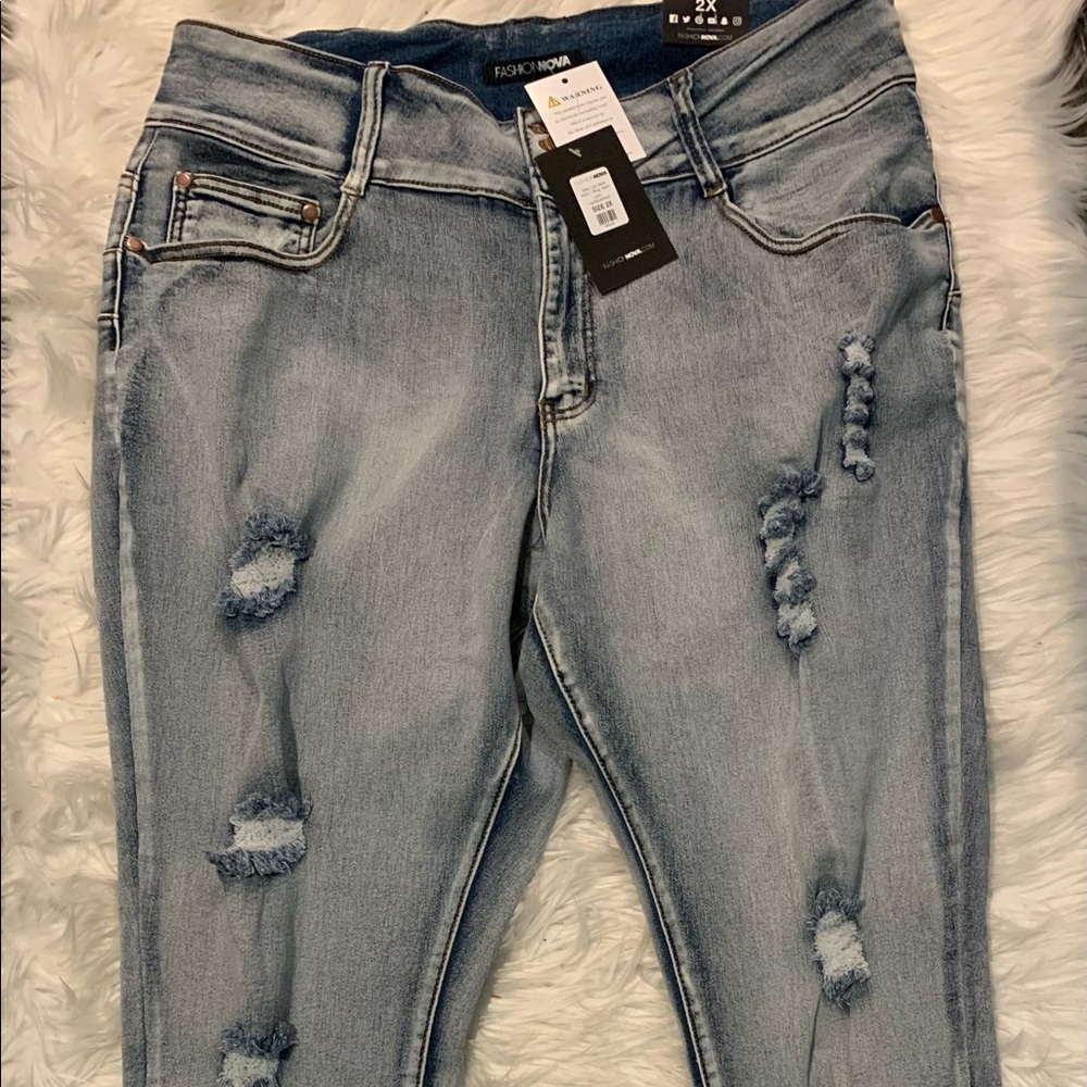 Distressed booty lifting mid rise jeans - Picture 8 of 10